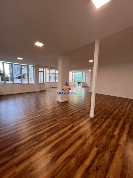 Tirane, jepet me qera ambjent biznesi Kati 2, 150 m² 1.918 € 