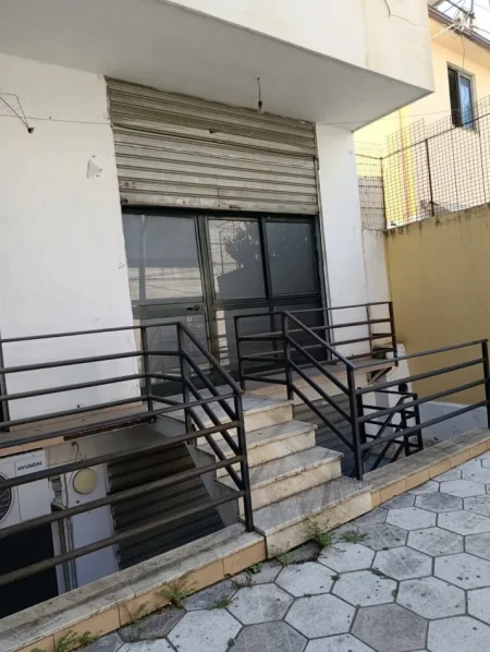 Tirane, jepet me qera ambjent biznesi Kati 0, 35 m² 450 € (Rruga Riza Cerova)