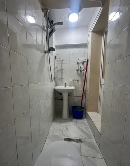 Tirane, jepet me qera ambjent biznesi Kati 0, 35 m² 450 € (Rruga Riza Cerova)