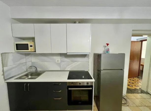 Tirane, jepet me qera apartament 1+1 Kati 5, 60 m² 370 € (Xhamlliku , Oxhaku)
