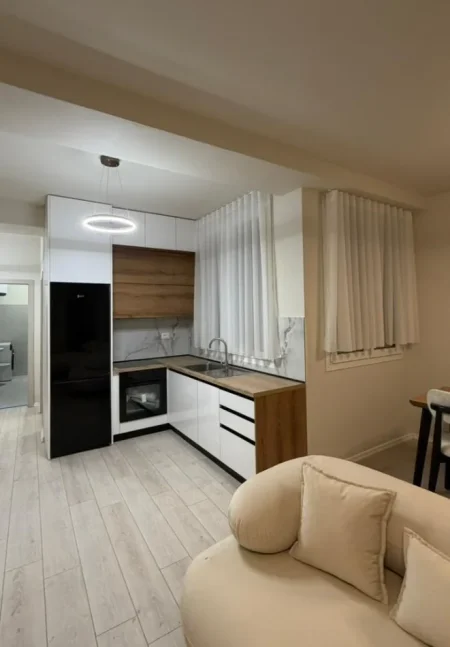 Tirane, jepet me qera apartament 1+1 , 70 m² 598 € 