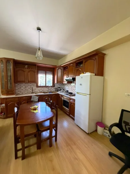 Tirane, jepet me qera apartament 3+1 , 130 m² 500 € (Astir)