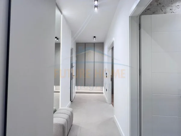 Tirane, jepet me qera apartament 1+1+PARKIM, Kati 8, 70 m² 800 € (PORCELAN)
