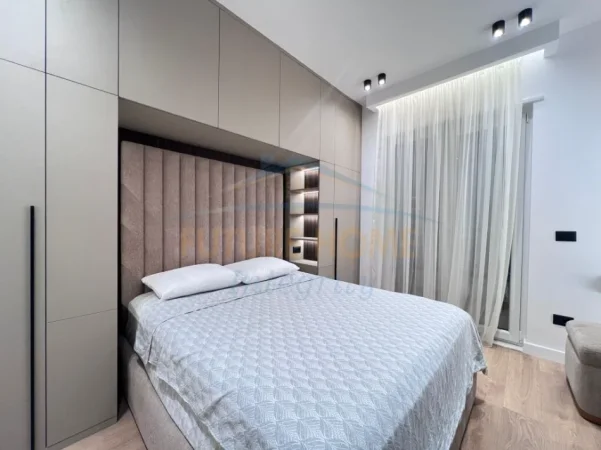 Tirane, jepet me qera apartament 1+1+PARKIM, Kati 8, 70 m² 800 € (PORCELAN)