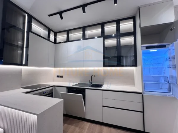 Tirane, jepet me qera apartament 1+1+PARKIM, Kati 8, 70 m² 800 € (PORCELAN)