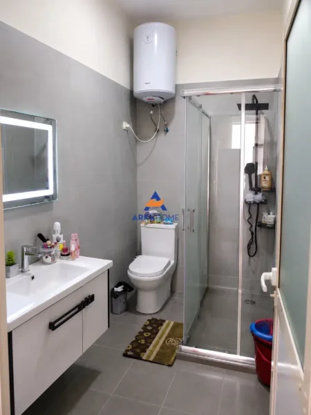Tirane, jepet me qera apartament 1+1+Ballkon Kati 1, 70 m² 479 € 