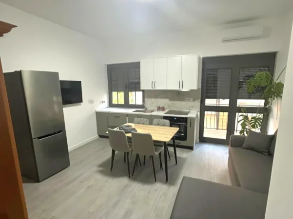 Tirane, jepet me qera apartament 1+1+Ballkon Kati 3, 50 m² 470 € 