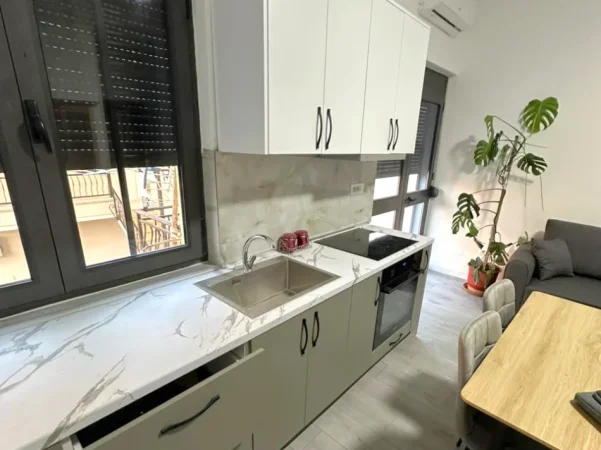 Tirane, jepet me qera apartament 1+1+Ballkon Kati 3, 50 m² 470 € 