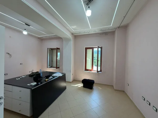 Tirane, jepet me qera zyre Kati 4, 100 m² 1.000 € (rruga myslym shyri)