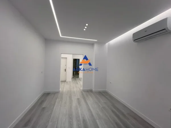 Tirane, jepet me qera ambjent biznesi Kati 1, 80 m² 1.000 € (RR BARRIKADAVE)