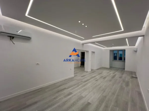 Tirane, jepet me qera ambjent biznesi Kati 1, 80 m² 1.000 € (RR BARRIKADAVE)