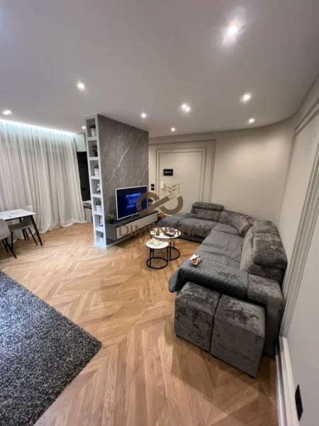 Tirane, jepet me qera apartament 1+1+Ballkon Kati 1, 72 m² 650 € (kodra e diellit)