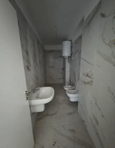 Tirane, jepet me qera zyre , 70 m² 600 € 
