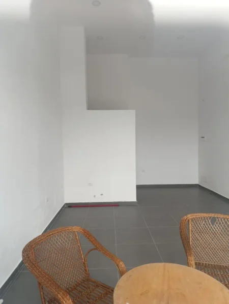 Tirane, jepet me qera ambjent biznesi 50 m² 500 € (Rruga Hamdi Sulçebe)