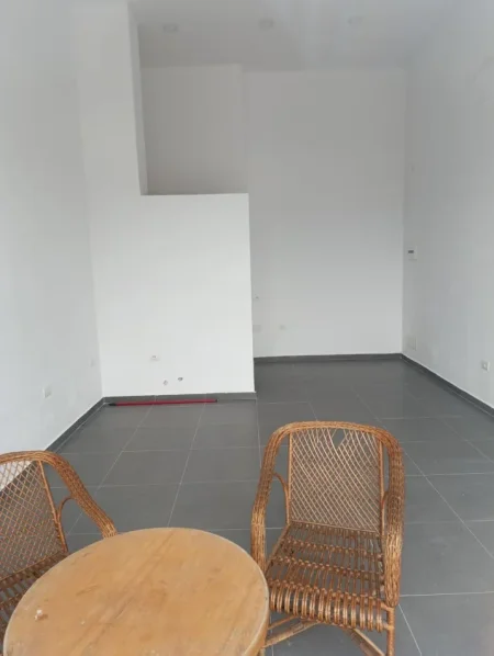 Tirane, jepet me qera ambjent biznesi 50 m² 500 € (Rruga Hamdi Sulçebe)
