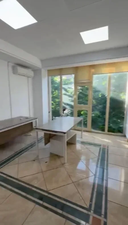 Tirane, jepet me qera zyre Kati 1, 330 m² 4.000 € (BLLOKU)