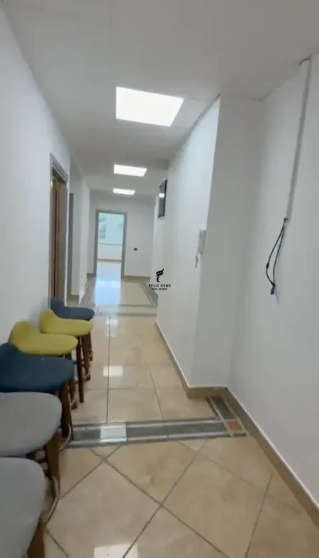 Tirane, jepet me qera zyre Kati 1, 330 m² 4.000 € (BLLOKU)
