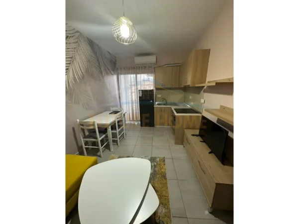 Tirane, jepet me qera apartament 1+1 Kati 7, 65 m² 370 € (Unaza e Re, Vila L.)