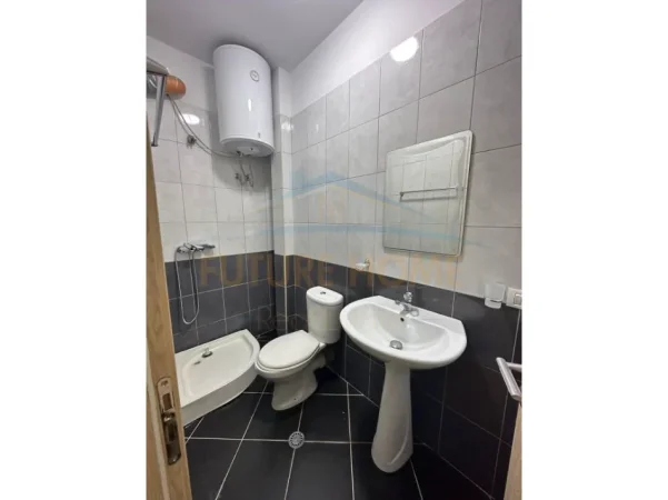Tirane, jepet me qera apartament 1+1 Kati 7, 65 m² 370 € (Unaza e Re, Vila L.)