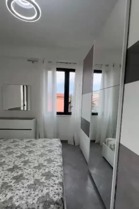 Tirane, jepet me qera apartament 2+1 Kati 1, 100 m² 800 € (JORDAN MISJA)