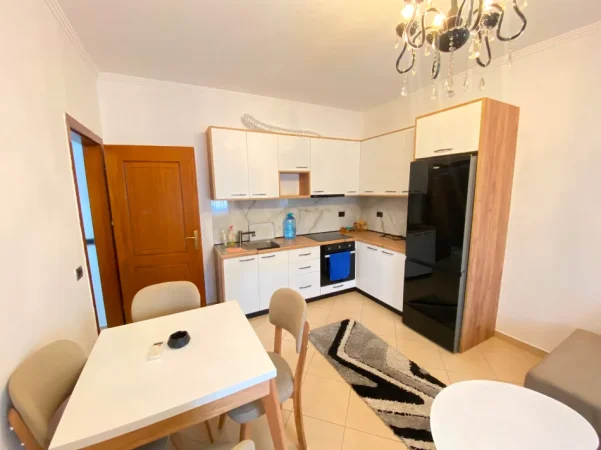 Tirane, jepet me qera apartament 1+1 , 63 m² 400 € 