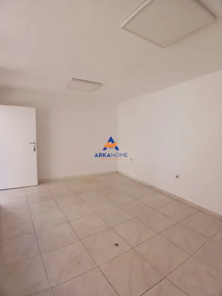 Tirane, jepet me qera ambjent biznesi Kati 0, 25 m² 533 € 