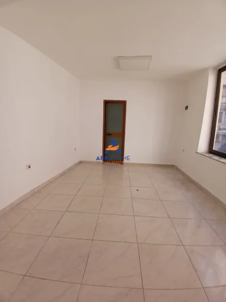 Tirane, jepet me qera ambjent biznesi Kati 0, 25 m² 533 € 