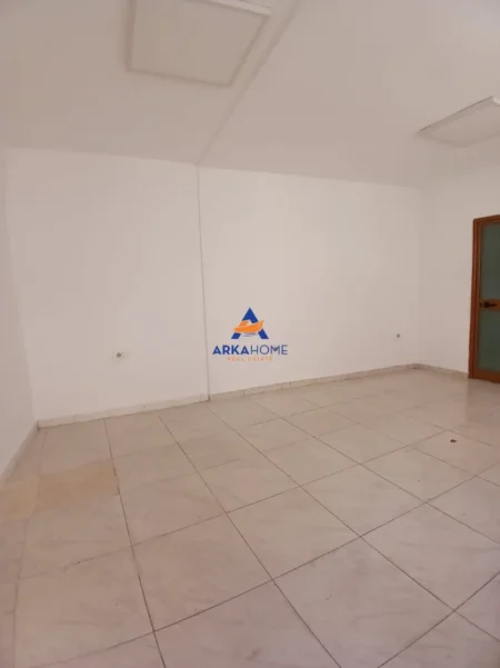 Tirane, jepet me qera ambjent biznesi Kati 0, 25 m² 533 € 