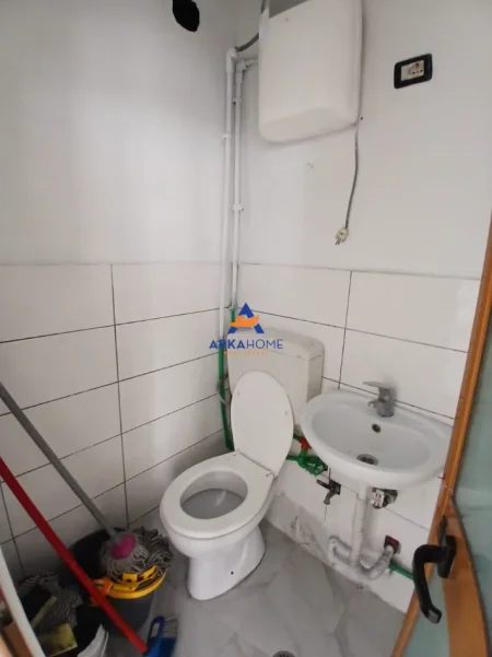 Tirane, jepet me qera ambjent biznesi Kati 0, 25 m² 533 € 