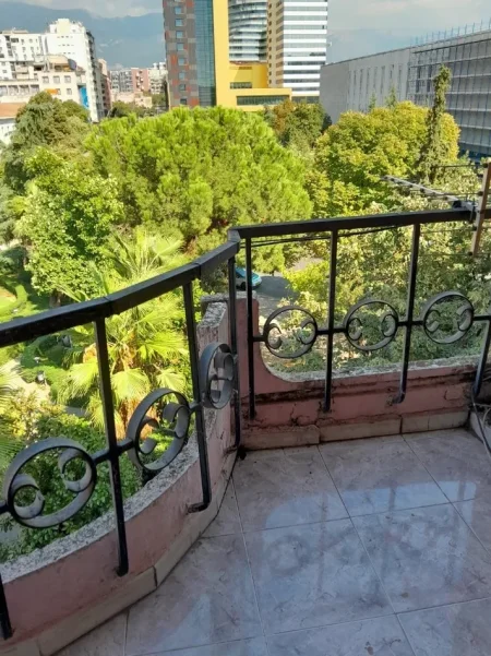 Tirane, jepet me qera apartament 1+1 Kati 4, 45 m² 600 € (QENDER)