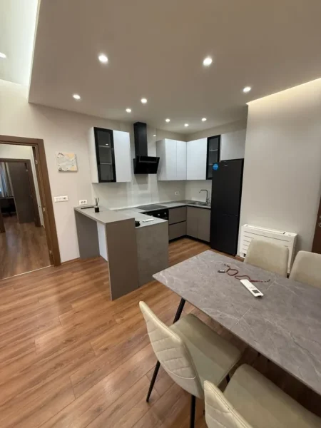Tirane, jepet me qera apartament 2+1 Kati 2, 100 m² 700 € (Farmacia 10)