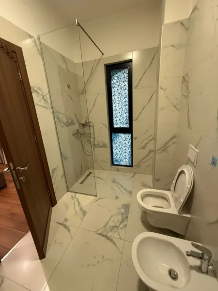 Tirane, jepet me qera apartament 2+1 Kati 2, 100 m² 700 € (Farmacia 10)