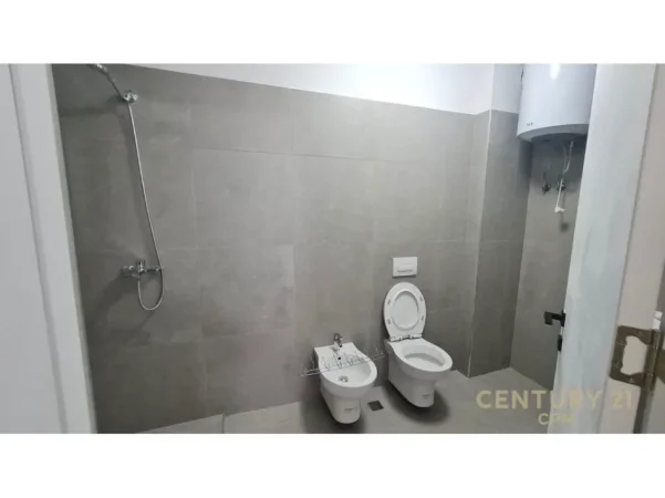Tirane, jepet me qera apartament 2+1+Ballkon Kati 2, 109 m² 950 € (kodra e diellit 2)