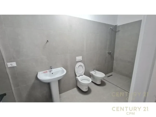 Tirane, jepet me qera apartament 2+1+Ballkon Kati 2, 109 m² 950 € (kodra e diellit 2)
