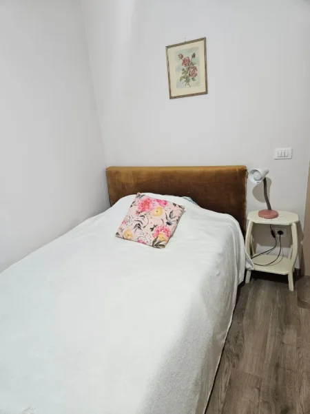 Tirane, jepet me qera apartament 2+1 Kati 4, 75 m² 750 € (Rruga e kosovarve)