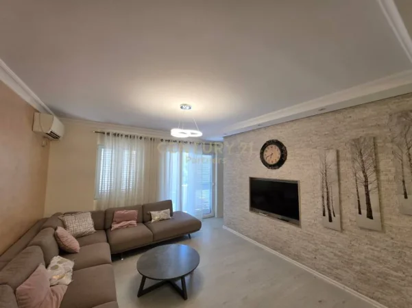 Tirane, jepet me qera apartament 3+1 Kati 3, 120 m² 650 € 