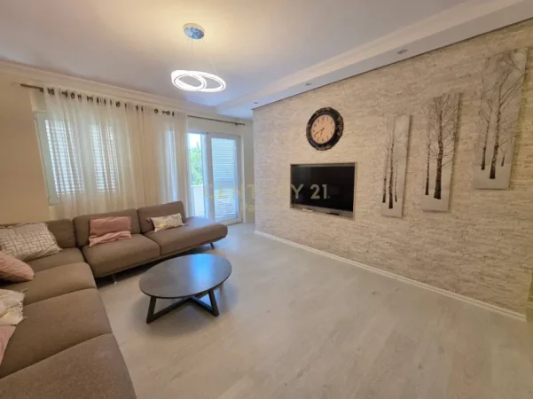 Tirane, jepet me qera apartament 3+1 Kati 3, 120 m² 650 € 
