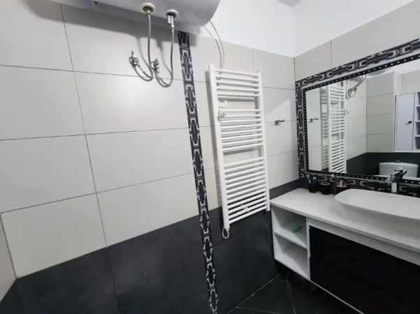 Tirane, jepet me qera apartament 2+1+Ballkon Kati 4, 97 m² 692 € 