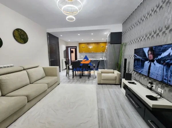 Tirane, jepet me qera apartament 2+1+Ballkon Kati 4, 97 m² 692 € 
