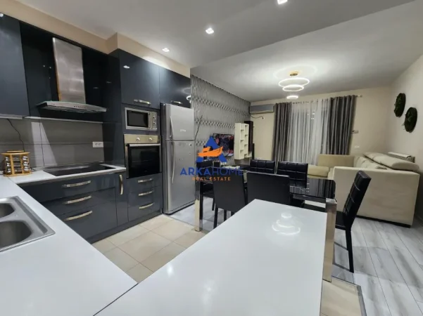 Tirane, jepet me qera apartament 2+1+Ballkon Kati 4, 97 m² 692 € 