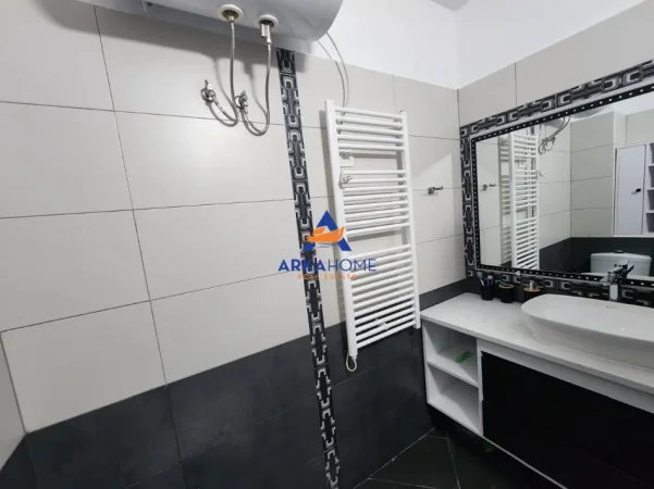 Tirane, jepet me qera apartament 2+1+Ballkon Kati 4, 97 m² 692 € 