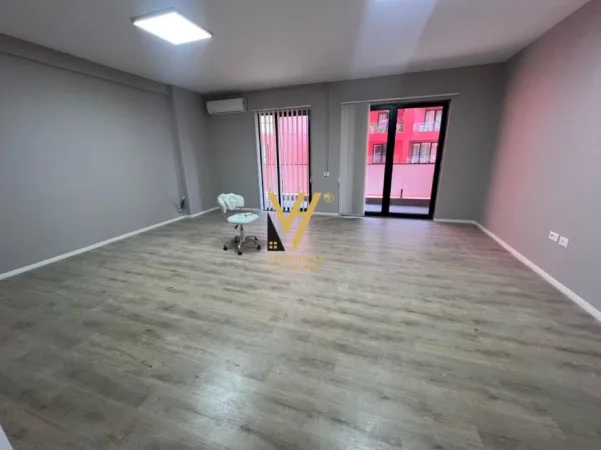Tirane, jepet me qera zyre Kati 4, 133 m² 920 € (RRUGA E DIBRES)