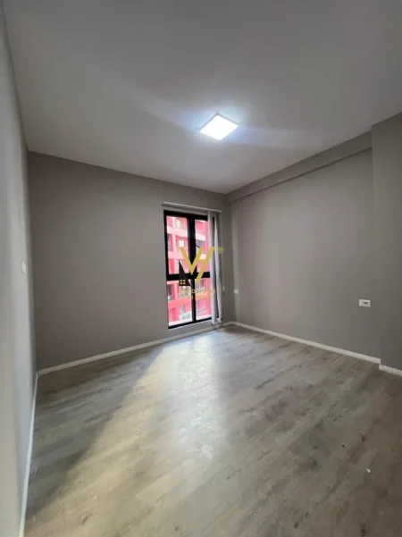 Tirane, jepet me qera zyre Kati 4, 133 m² 920 € (RRUGA E DIBRES)