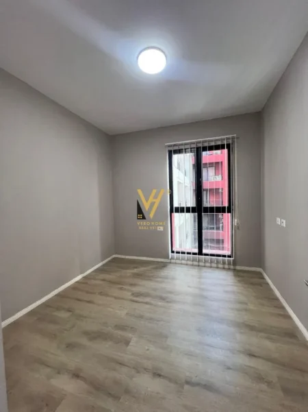 Tirane, jepet me qera zyre Kati 4, 133 m² 920 € (RRUGA E DIBRES)