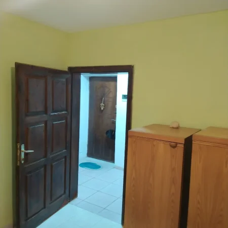 Tirane, jepet me qera 2+1 Kati 1, 450 €