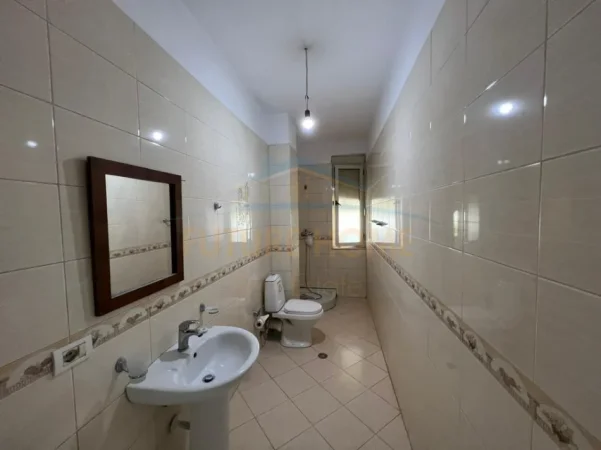 Tirane, jepet me qera apartament 2+1+2 Kati 1, 93 m² 450 € (ASTIR , Prane Viles L)
