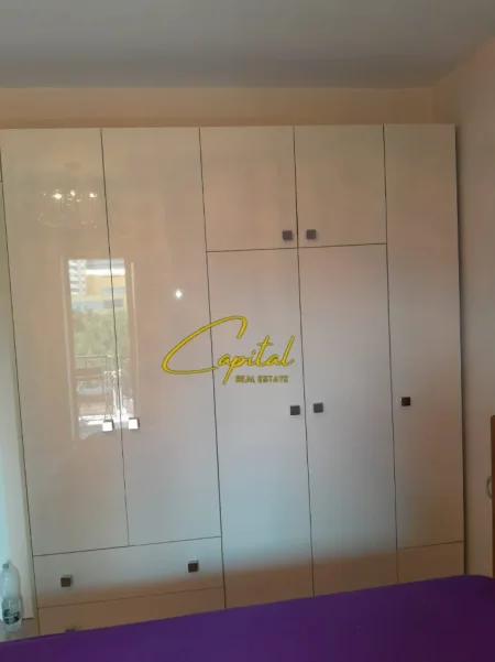 Tirane, jepet me qera garsonier 1+1 Kati 4, 45 m² 600 € (QENDER)