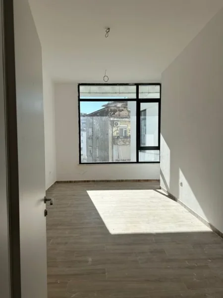 Shqiperi, jepet me qera zyre Kati 2, 70 m² 550 € (QENDER)
