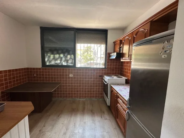 Tirane, jepet me qera apartament 1+1+Ballkon Kati 1, 60 m² 450 € (Rruga e Elbasanit)