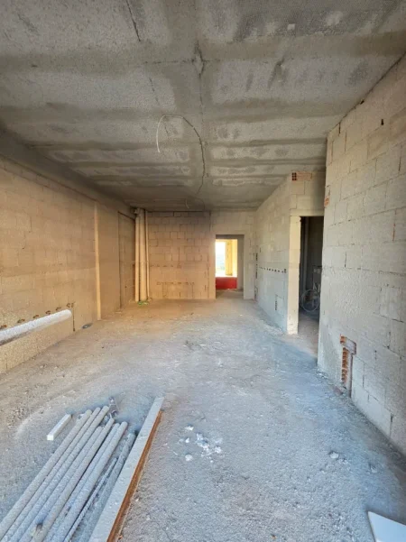 Shitet Ap: ✨️ 2+1+2🚾 1 Ballkon 📍Riverside Residence - Përball Deliorgjit ( 111m²) 🔥 Kati 5, Çmimi: 188K€ Përfshirë Parkimin 💥